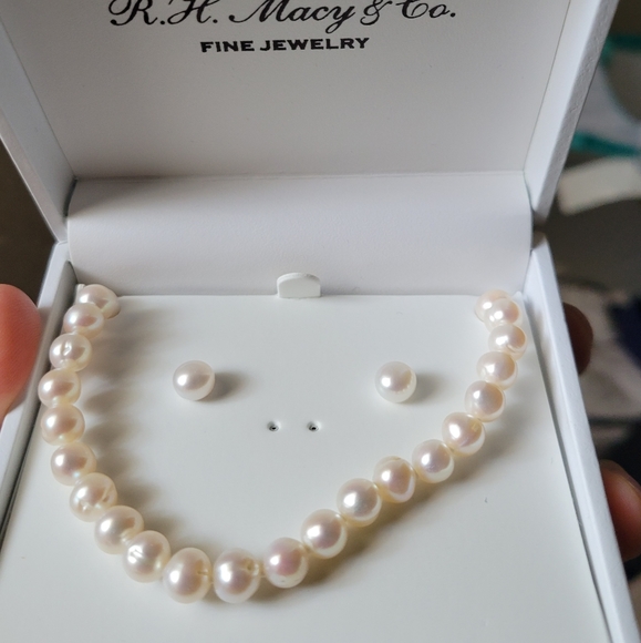 NIB: Pearl necklace with matching earrings - Picture 3 of 4